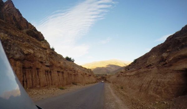 Blick vom Auto durch Marokko